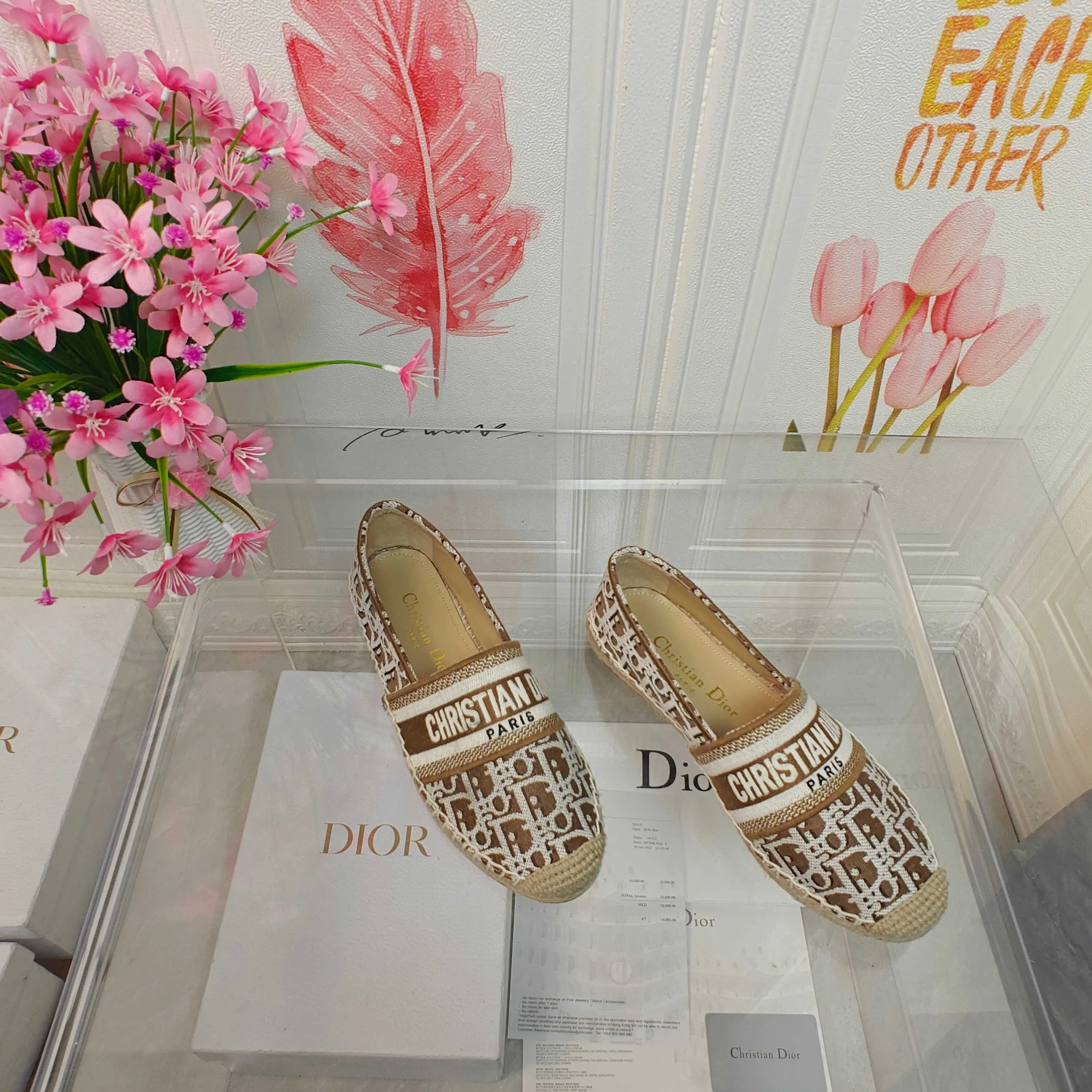 👟👟Ex-factory price 440👟👟 Top quality Dior Granville espadrille embroidery Upper: embroidered with "CHRISTIANDIOR" Craftsmanship: Purely hand-sewn hemp rope outsole Lining: Imported soft and breathable sheep lining with padded feet Code number: 35-40 (customized at 34.41.42) Outsole: Exclusive molded rubber outsole decorated with lucky star symbol